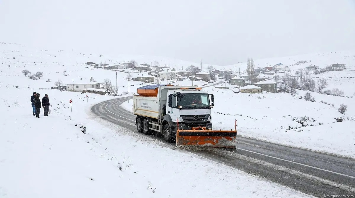 İzmir'in Yüksek Kesimleri Beyaza Büründü