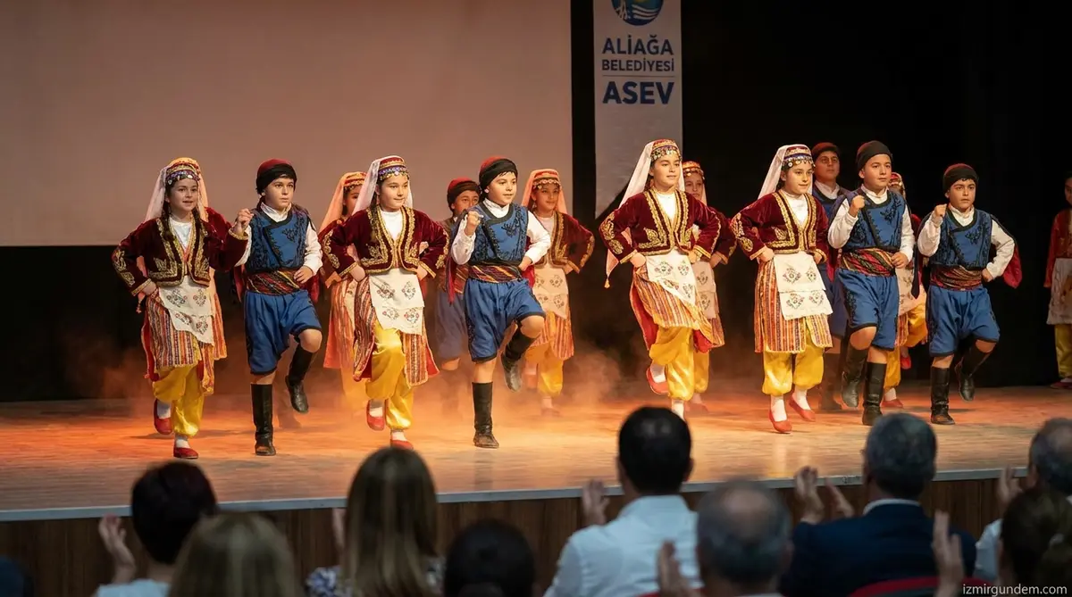 Aliağa'da ASEV Çocukları Sahne Tozunu Yutturdu