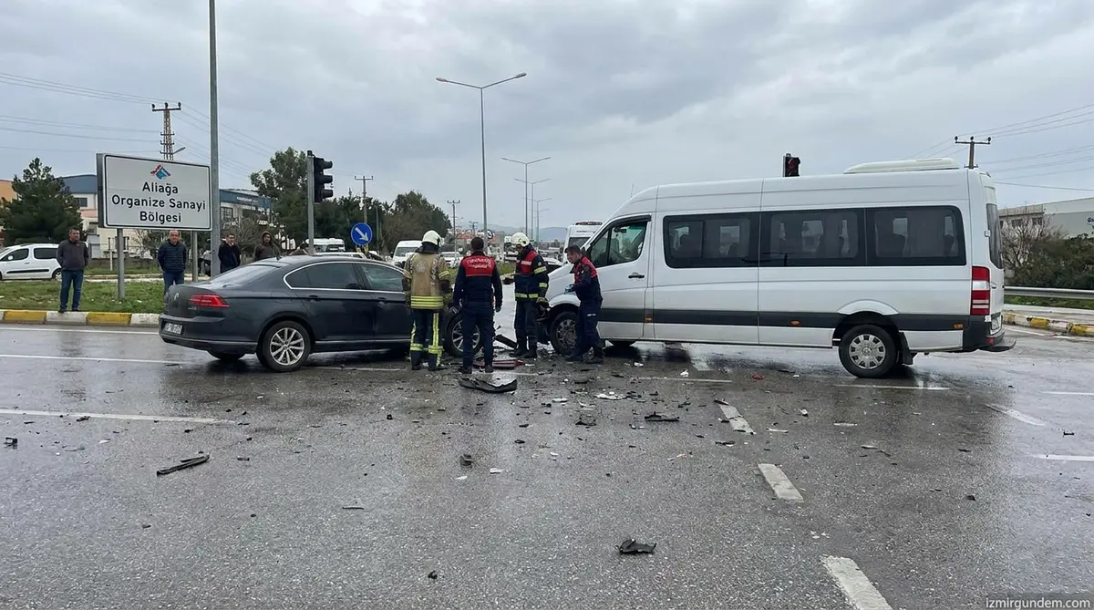 Aliağa'da Otomobil ile Servis Çarpıştı: 4 Yaralı