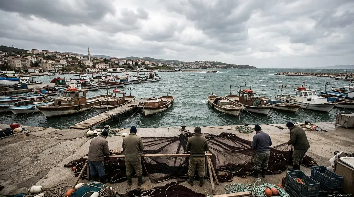 Aliağa'da Poyraz Fırtınası Balıkçı Teknelerini Limana Bağladı
