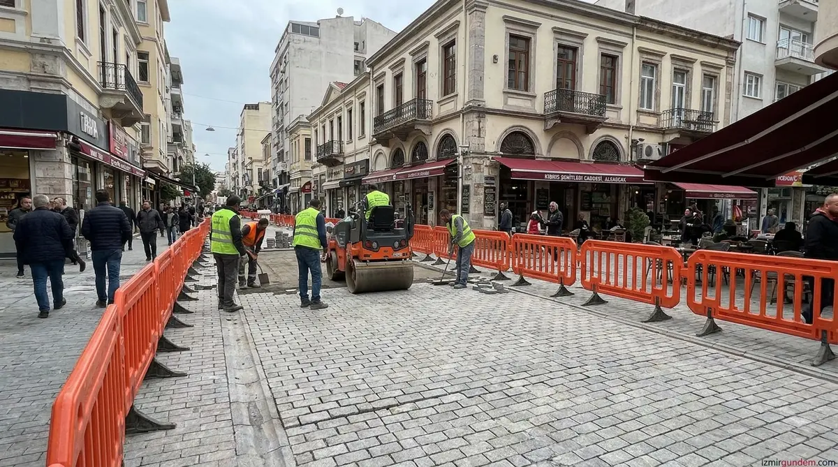 Alsancak Kıbrıs Şehitleri Caddesi'nde zemin yenileme mesaisi