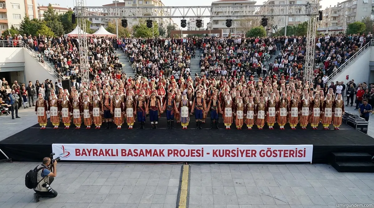 Bayraklı'da BASAMAK Rüzgarı: 1700 Kursiyer Sahne Aldı