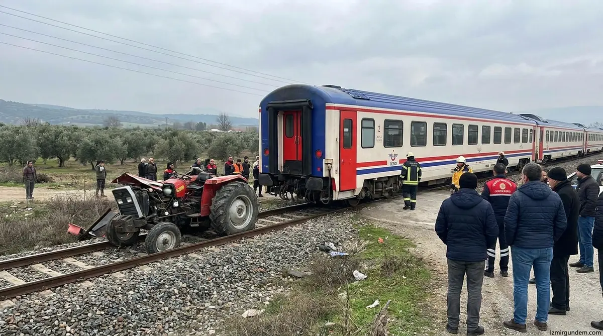Bayındır'da Yolcu Treni Traktörle Çarpıştı: 2 Yaralı