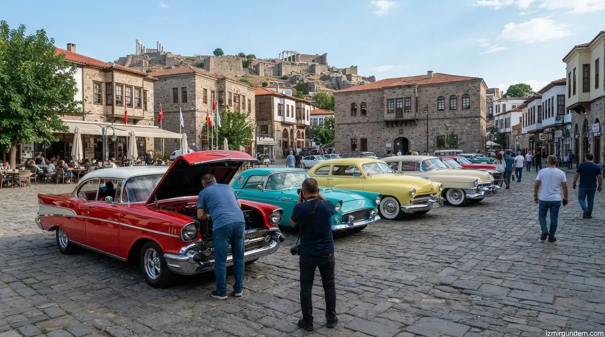 Bergama Cumhuriyet Meydanı'nda Klasik Otomobil Şöleni