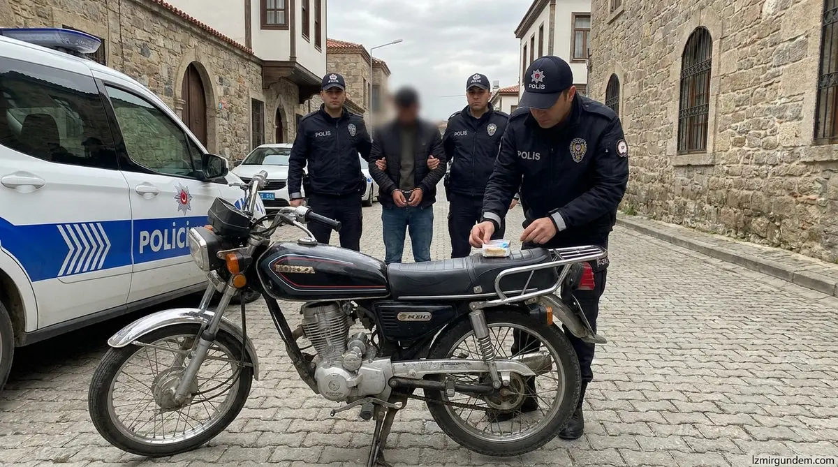 Bergama'da Motosikletten Uyuşturucu Çıktı: 2 Kişi Tutuklandı