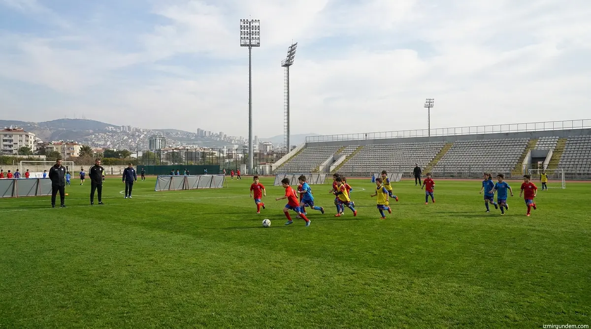 Bornova Doğanlar Sahası Yenilendi: 10 Kulüp Sahaya İndi