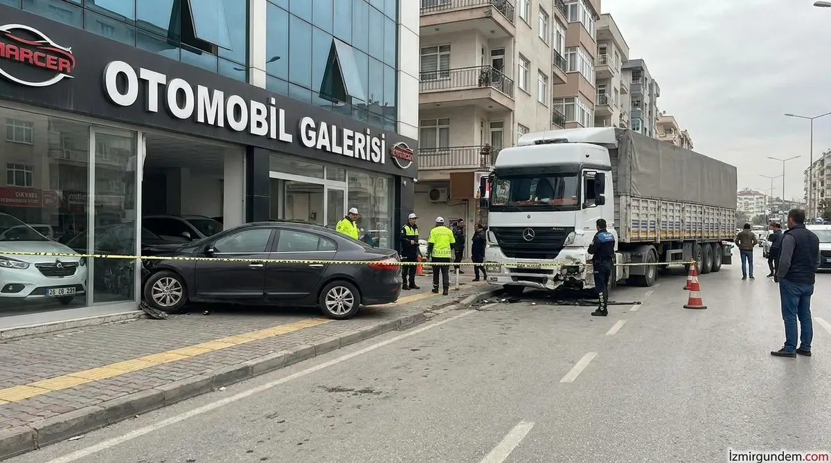 Bornova'da tırın çarptığı otomobil galeriye girdi
