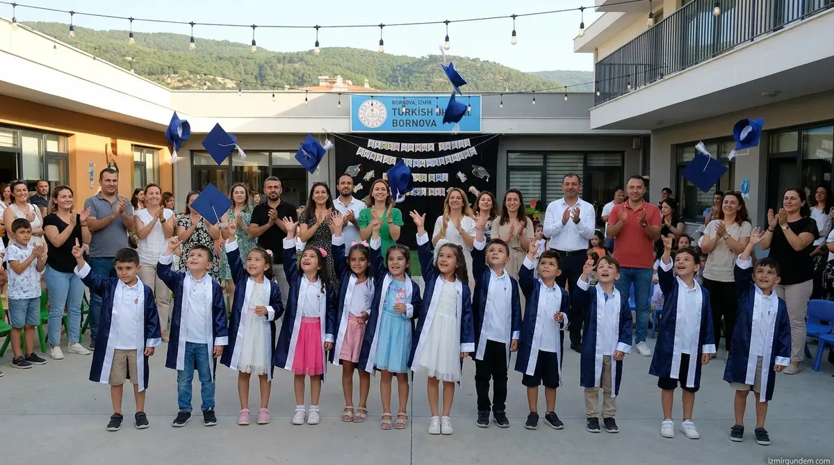 Bornova'nın Miniklerinden İlk Mezuniyet Heyecanı