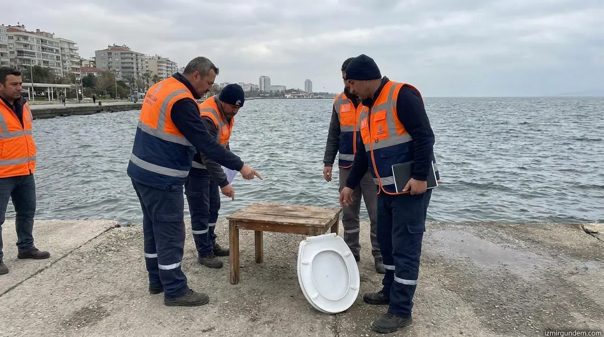 Bostanlı Denizinden Klozet Kapağı ve Masa Çıktı