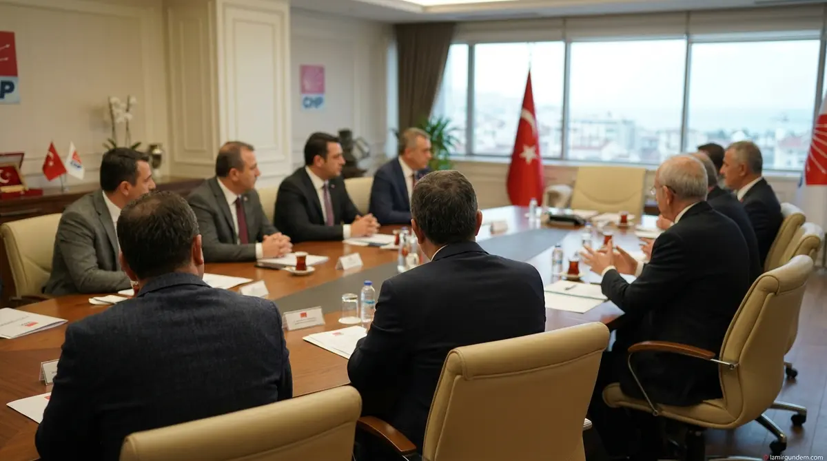CHP İzmir'de Eski İl Başkanları Sahaya İniyor: Kritik Zirve