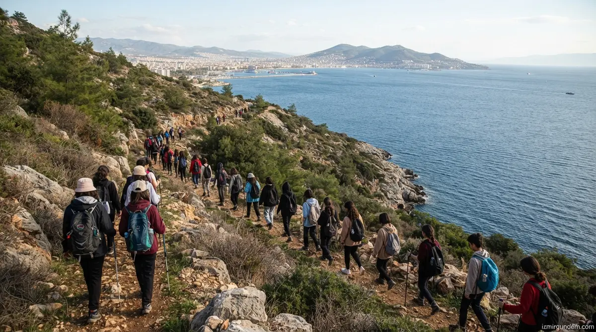 Efes-Mimas Yolu'nda Cumhuriyet Yürüyüşü: 250 Genç 9 Kilometre Katetti