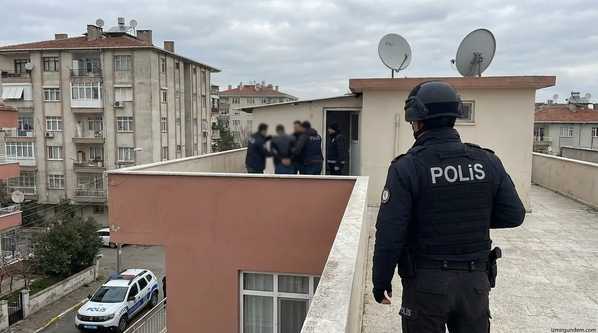 Gaziemir'de Zehir Tacirine Çatı Katı Operasyonu