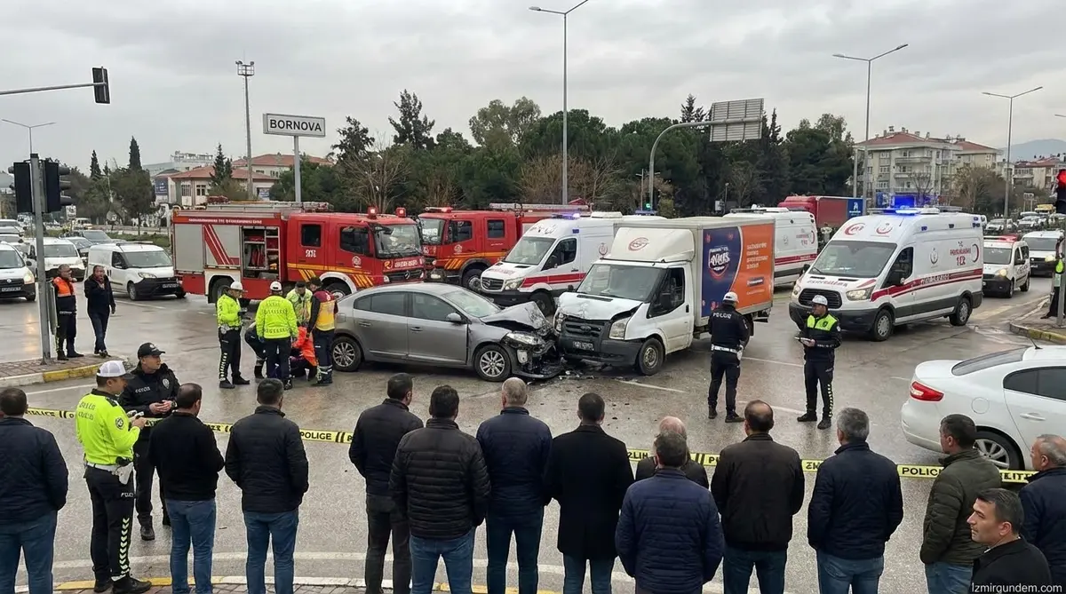 Bornova'da Feci Kaza: 1 Ölü, 8 Yaralı