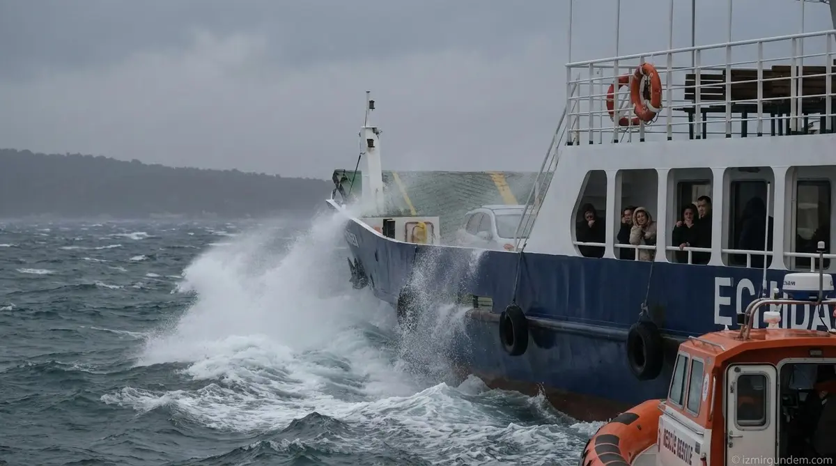 Ege'de Fırtına Alarmı: Deniz Ulaşımı Riskte
