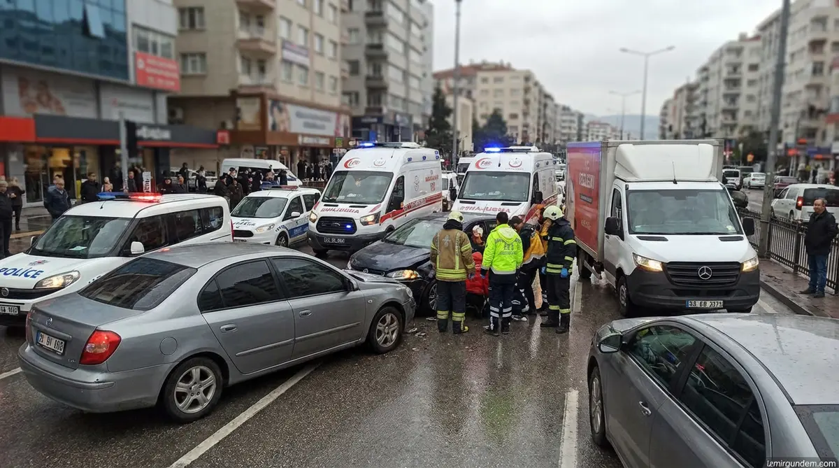 İzmir'de Zincirleme Kaza: Yaralılar Var