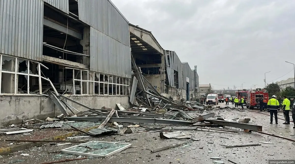 İzmir'de Hortum: Fabrikada Büyük Hasar