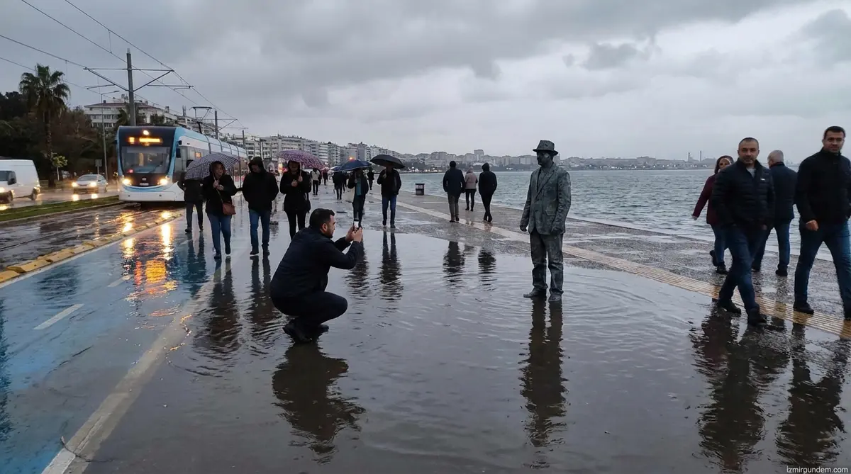 İzmir Kordon'da Yağmur Sonrası İlginç Görüntü