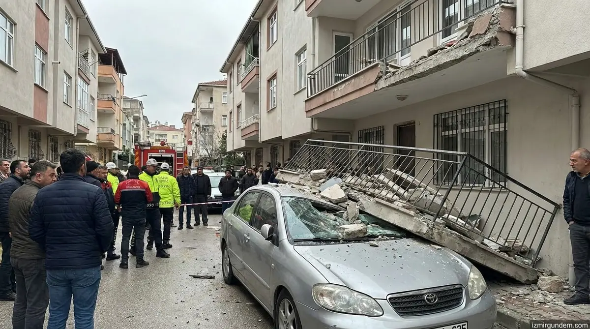 İzmir'de Balkon Çöktü: Otomobil Pert Oldu