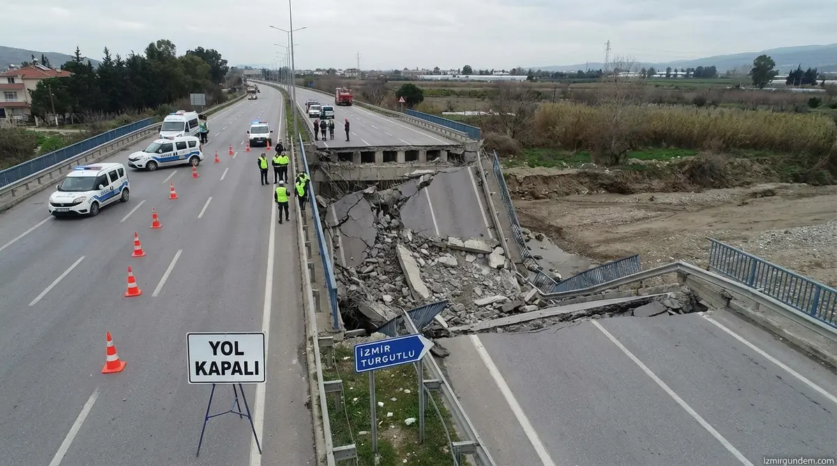 İzmir-Turgutlu Yolu Köprü Çökmesiyle Kapandı