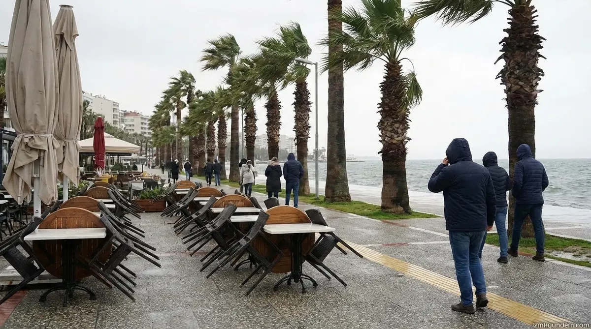 İzmir'de Kuvvetli Rüzgar Hayatı Olumsuz Etkiledi