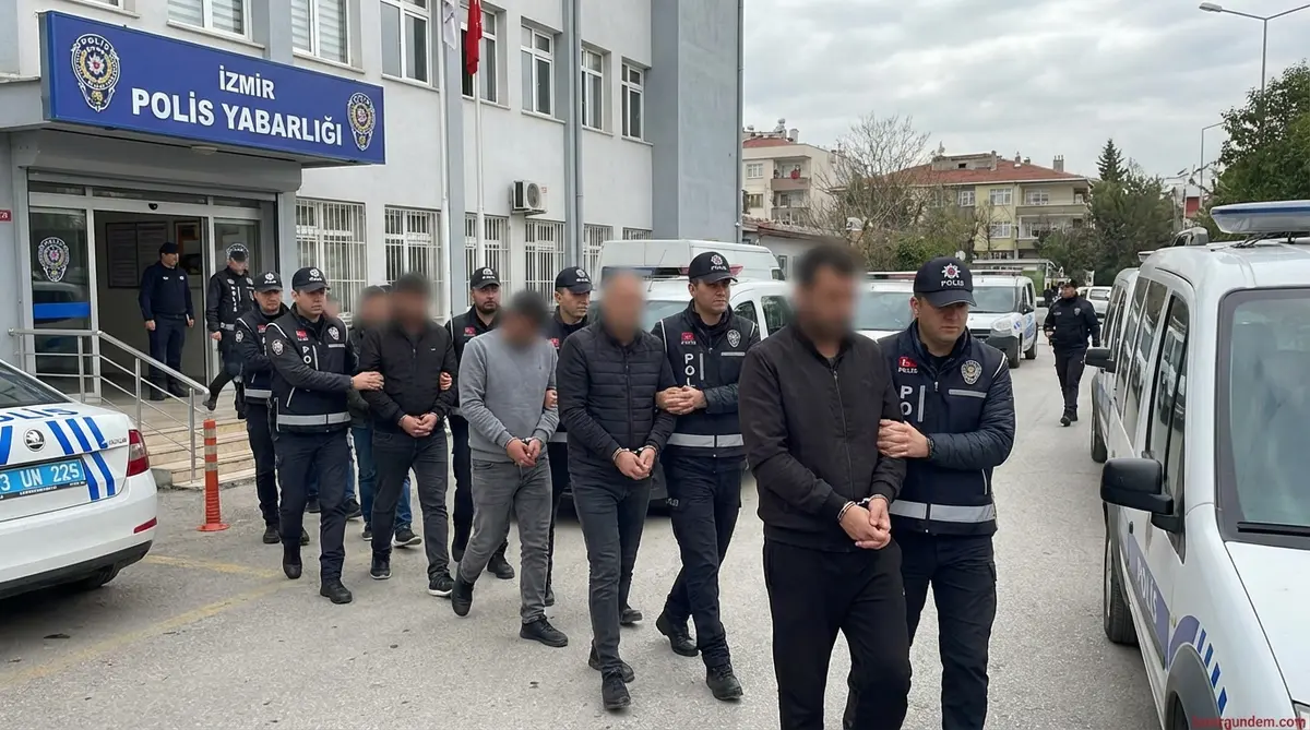 İzmir'de Sosyal Medya Operasyonu: 8 Gözaltı