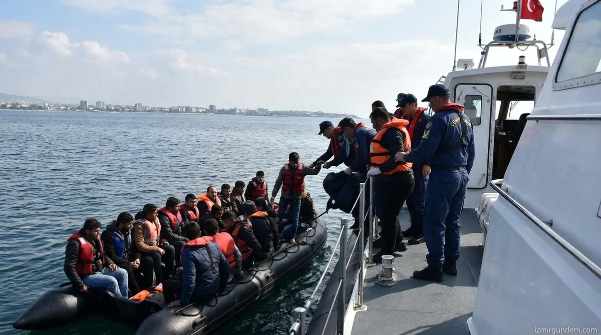 İzmir Açıklarında Peş Peşe Operasyon: 56 Göçmen Yakalandı