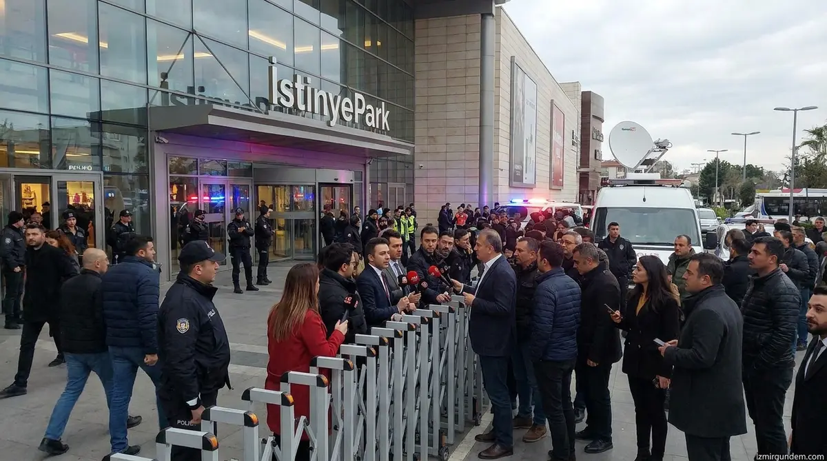 İzmir İstinyePark Önünde Hareketli Dakikalar