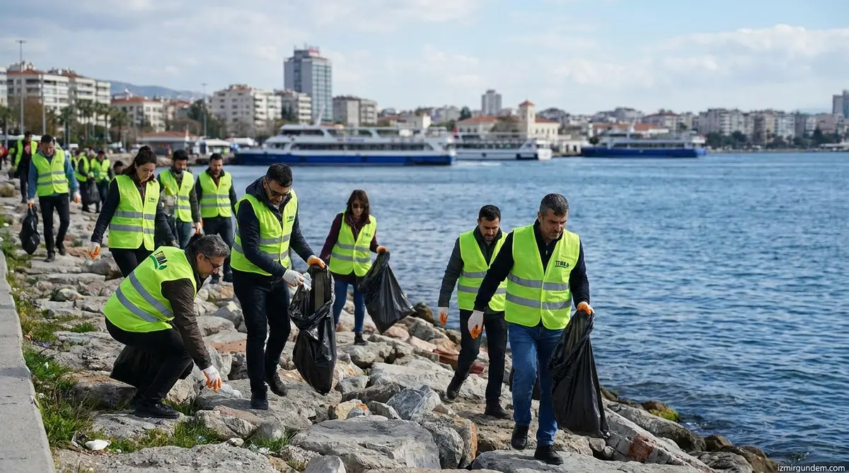 İzmir Körfezi'nde TEMA Gönüllüleri ile Temizlik Mesaisi