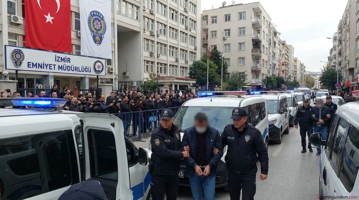 İzmir Merkezli 12 İlde FETÖ Operasyonu: 80 Gözaltı