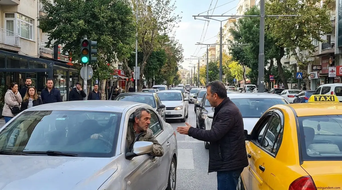 İzmir Trafiğinde Korna Gerginliği: Yeşil Işık Kavgası