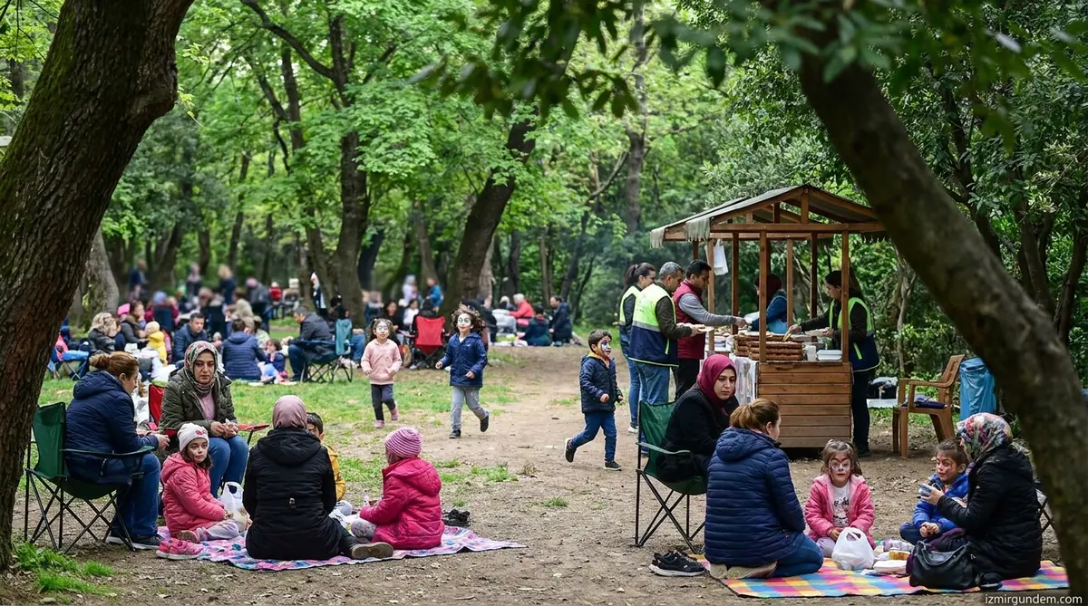 İzmir'de Anne ve Çocuklar İçin Yaz Piknikleri Başladı