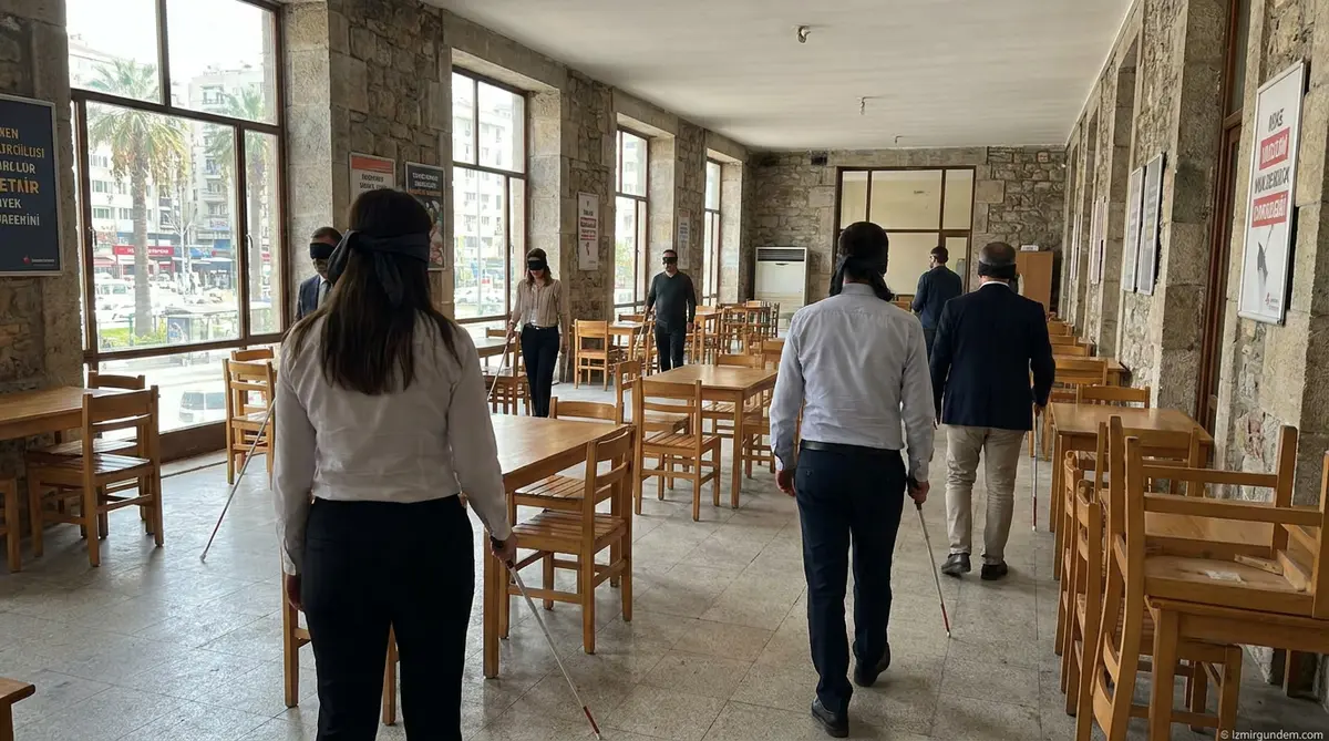 İzmir'de Belediye Personeline Gözleri Bantlı Rehberlik Eğitimi
