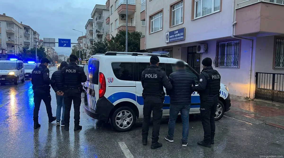 İzmir'de FETÖ'nün Finans Ağına Şafak Baskını: 21 Gözaltı