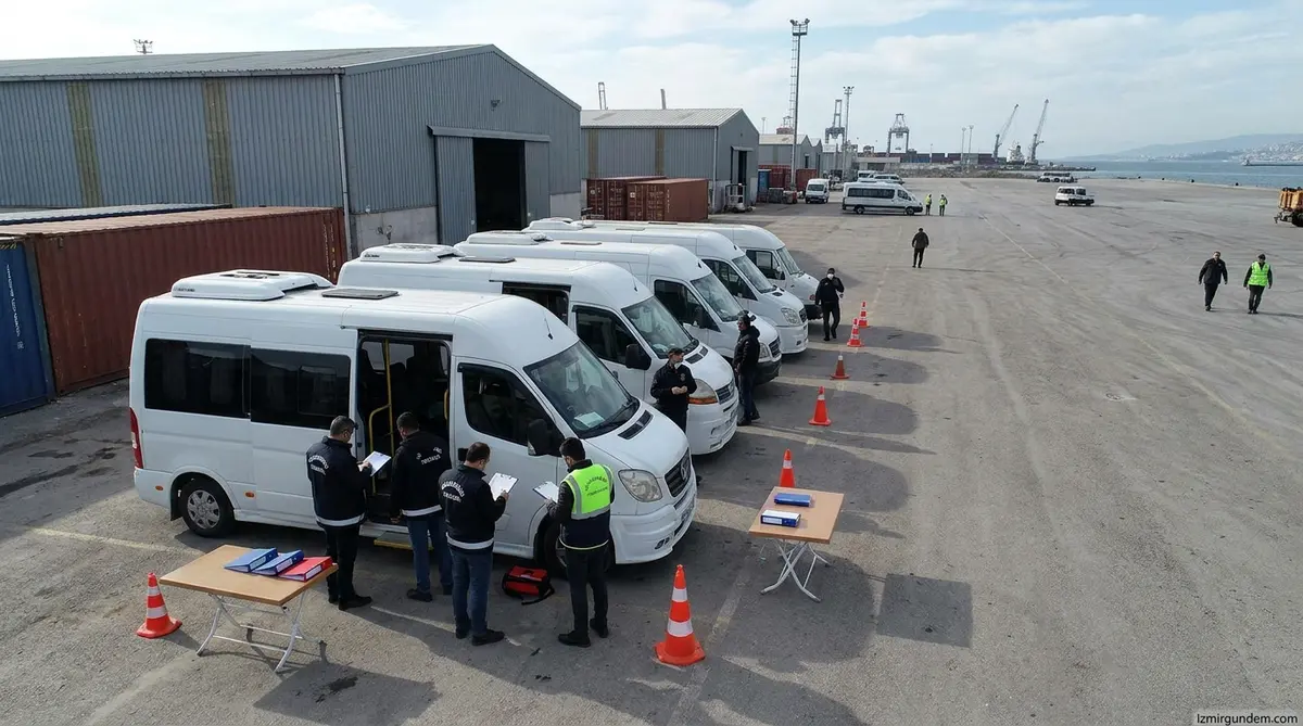 İzmir'de S Plakalı Servislere Sıkı Denetim: 794 Araç Mercek Altında