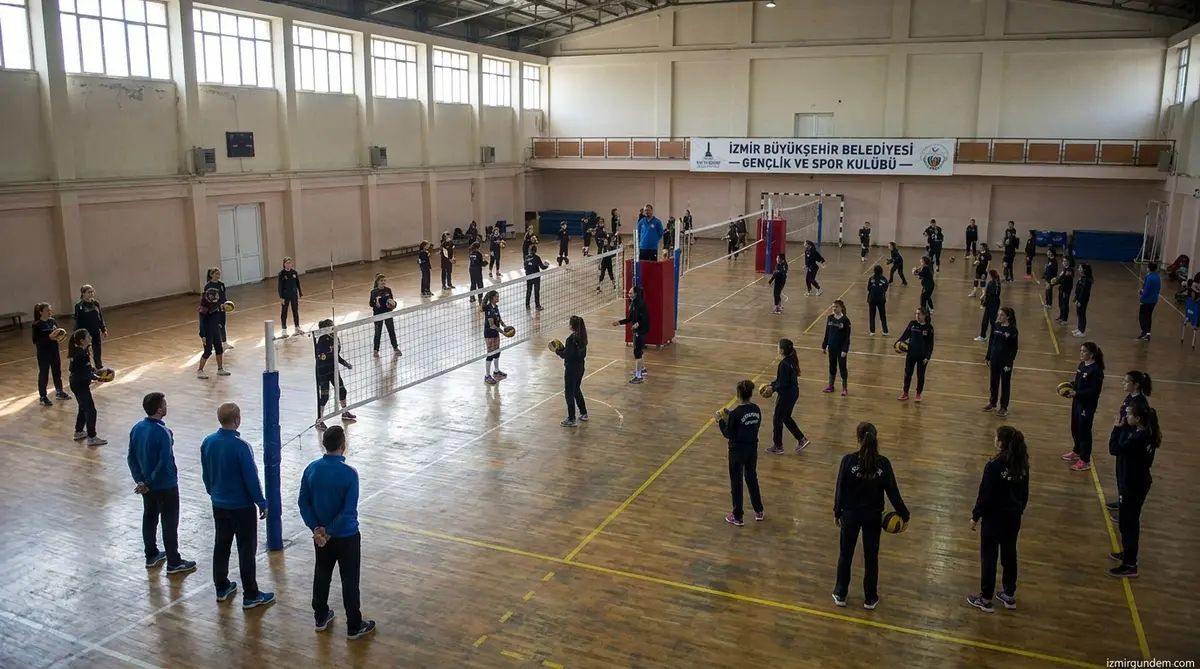 İzmir'in Filenin Sultanları Yaz Spor Okullarında Yetişiyor
