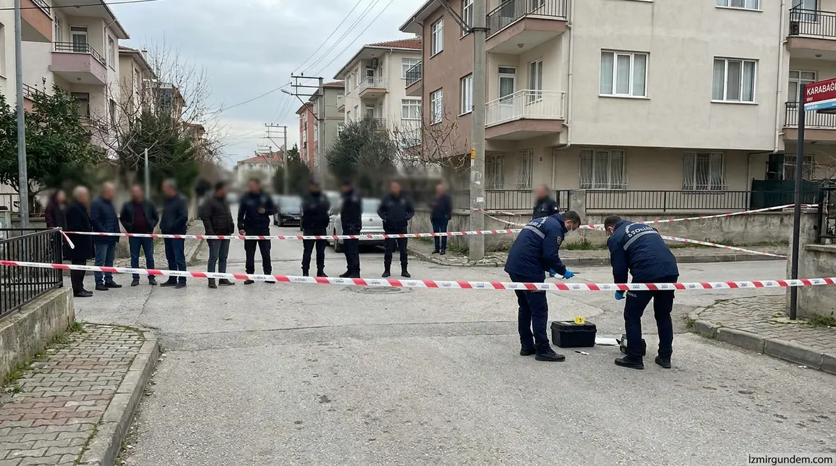 Karabağlar'da Kanlı Kavga: 15 Yaşındaki Çocuk Kalbinden Bıçaklandı