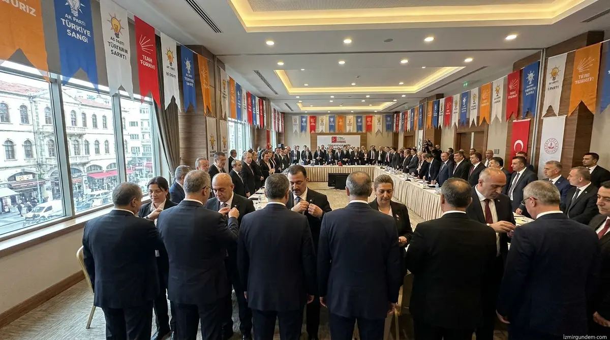 Karşıyaka'da CHP'den istifa eden 5 meclis üyesi YENİ Parti'ye geçti