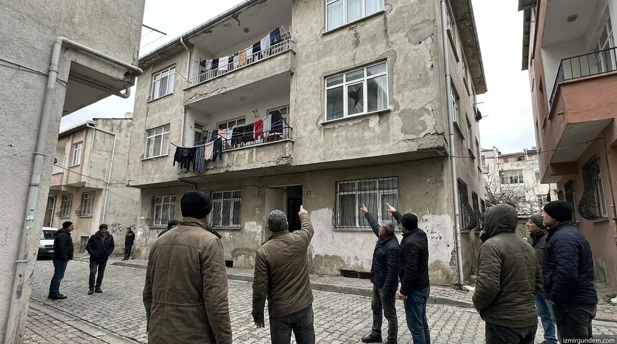 Konak 2. Kadriye Mahallesi’nde 3 Katlı Çöp Ev İsyanı