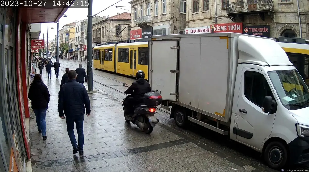 Konak Eşrefpaşa'da Kapı Kazası: Murat Doğan Yoğun Bakımda