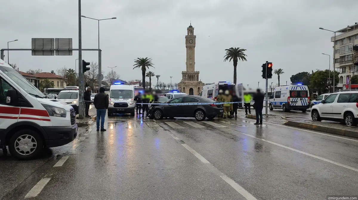 Konak İnönü Caddesi'nde feci kaza: Sürücü hayatını...