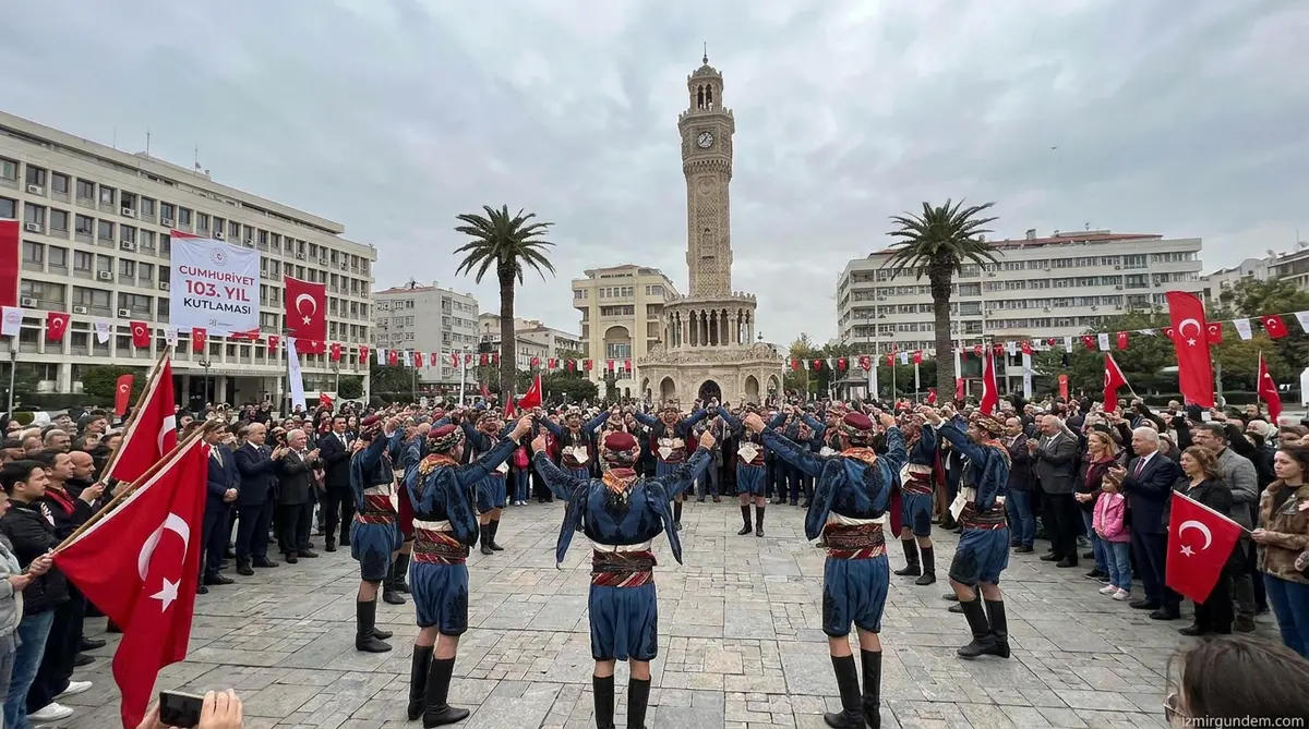 Konak Meydanı'nda Zeybek Coşkusu: Cumhuriyet 103. Yıl Kutlaması