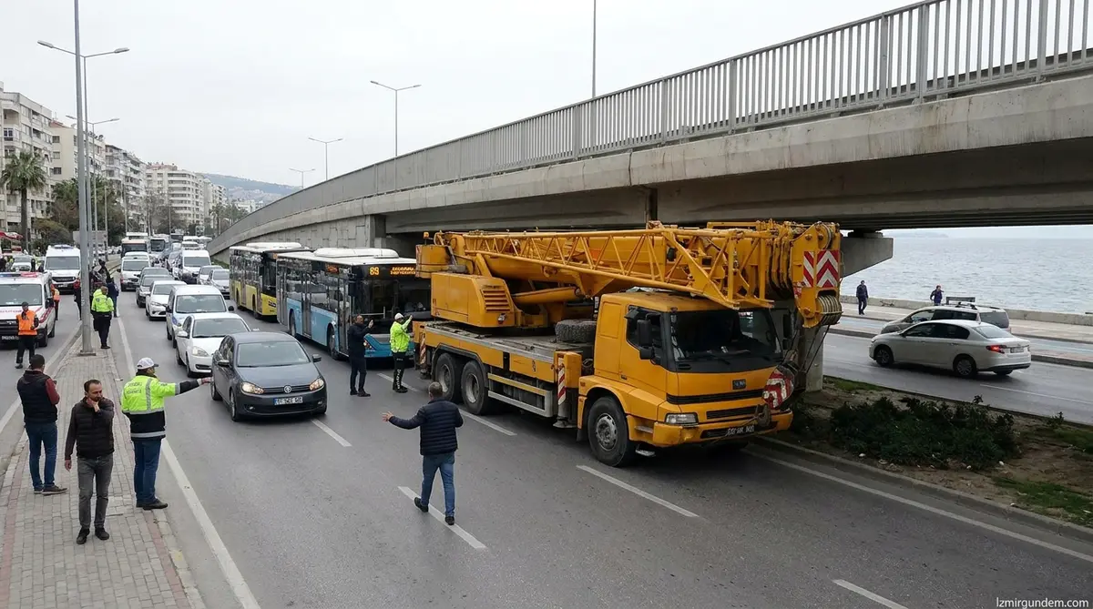 Konak Sahil Bulvarı’nda Vinç Alt Geçide Sıkıştı Trafik Durdu