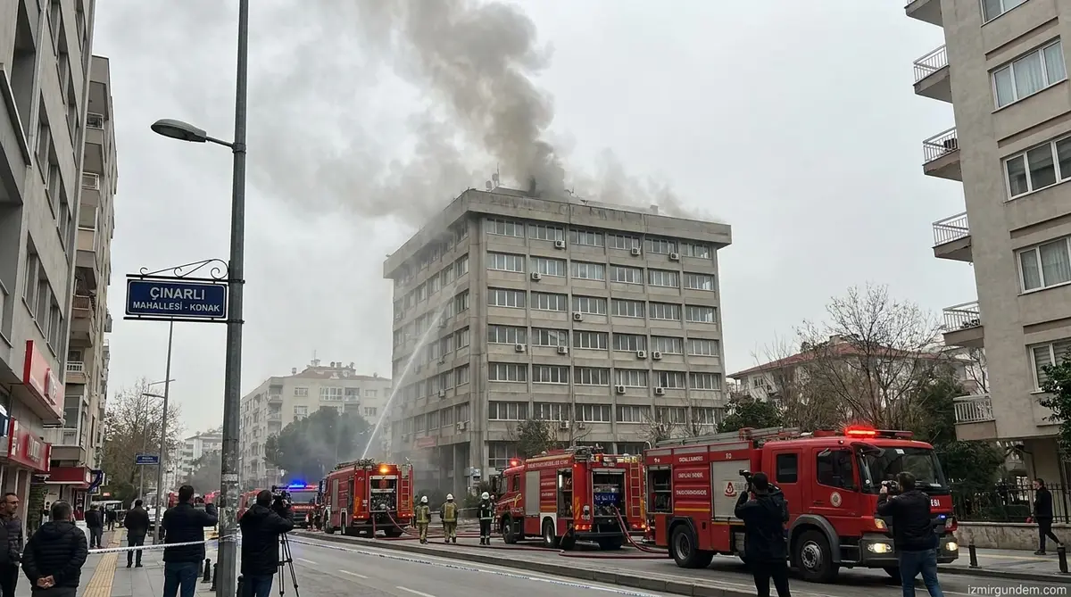 Konak Çınarlı'da 8 Katlı Banka Binasının Çatısı Alevlere Teslim Oldu