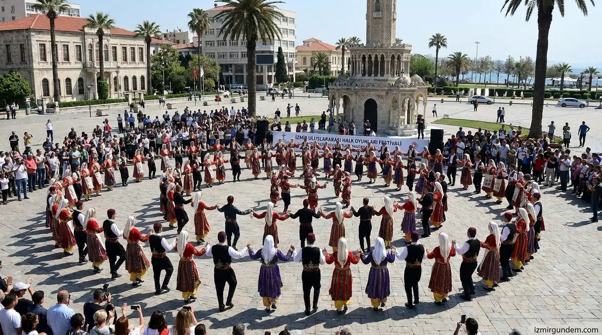 Konak'ta 400 Dansçıyla Dev Halk Oyunları Şenliği