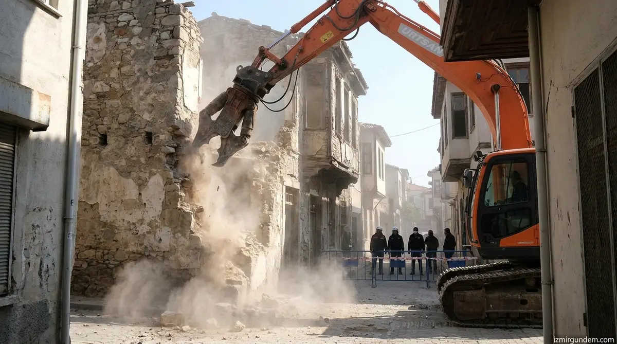 Konak'ta Metruk Binalar Yıkılıyor: 384 Yapı Temizlendi