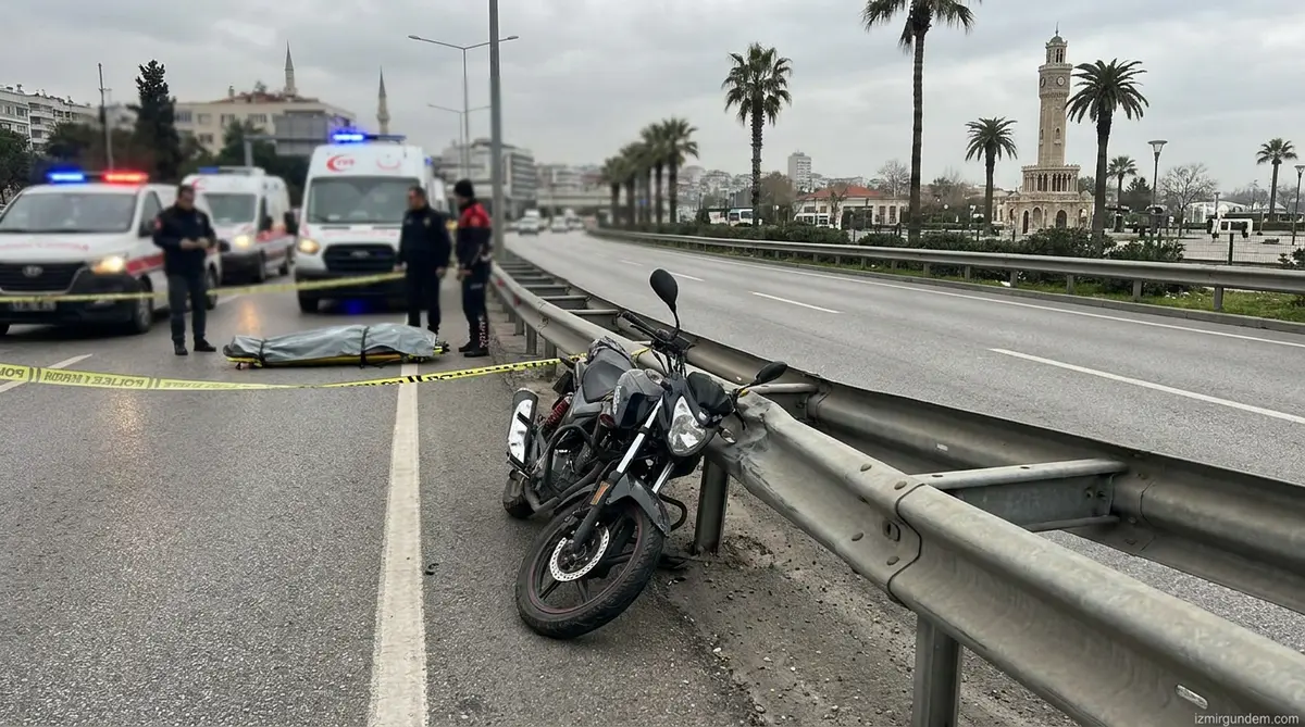 Konak'ta Motosiklet Bariyerlere Çarptı: 1 Ölü