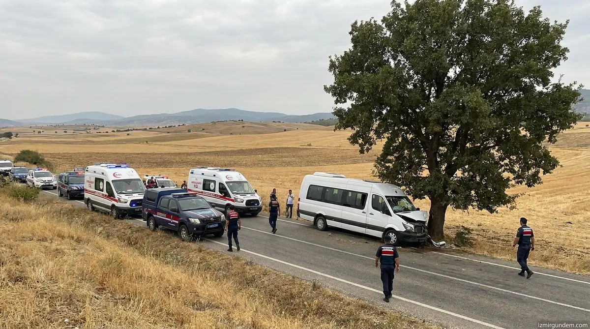 Manisa Alaşehir'de Tarım İşçisi Minibüsü Ağaca Çarptı: 14 Yaralı