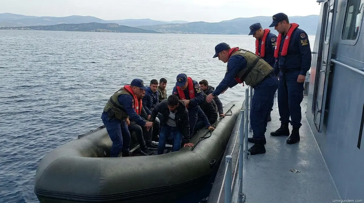 Menderes Açıklarında Lastik Bot Operasyonu: 29 Göçmen Yakalandı