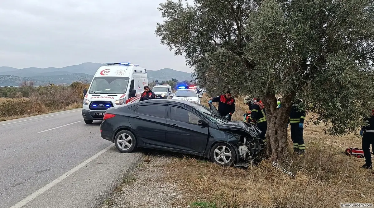 Menderes'te Otomobil Ağaca Çarptı: 4 Ağır Yaralı