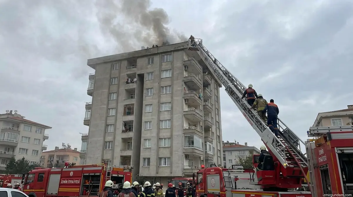 Menemen'de 10 Katlı Binada Çatı Yangını: 3 İşçi Kurtarıldı